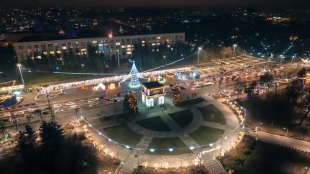 Flygdrönare Timelapse Över Chisinau Natten Moldavien Över Centrum Med Julpynt — Stockvideo