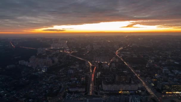 モルドバの日没時のチシナウの空中ドローンのタイムラプスビュー 複数の建物 照明付き都市中心部の眺め — ストック動画