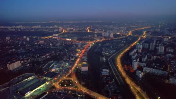 日没でチシナウの空中ドローンビュー モルドバ 複数の建物 交通量の多い道路 照明付きの街の景色 — ストック動画
