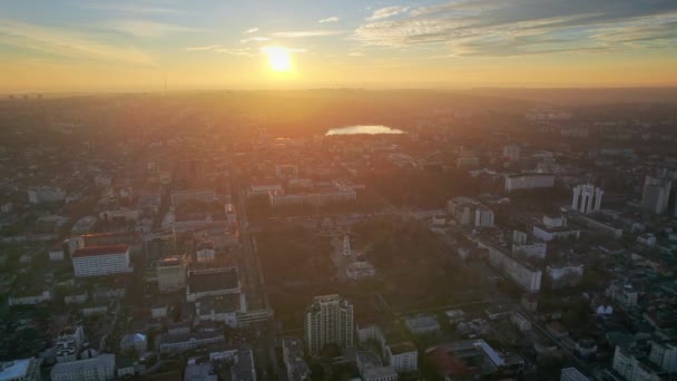 在日落时空中俯瞰基希讷乌 摩尔多瓦 市中心有多幢建筑物 中央公园 道路的景观 — 图库视频影像