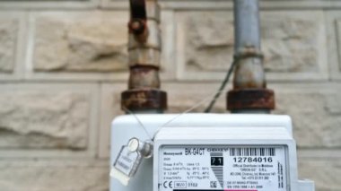 CHISINAU, MOLDOVA - Kasım 2022 Duvardaki gaz sayacının görüntüsü