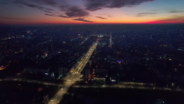 在日落时空中俯瞰基希讷乌 摩尔多瓦 具有多栋建筑物的市中心 交通繁忙的道路 照明设施的景观 — 图库视频影像