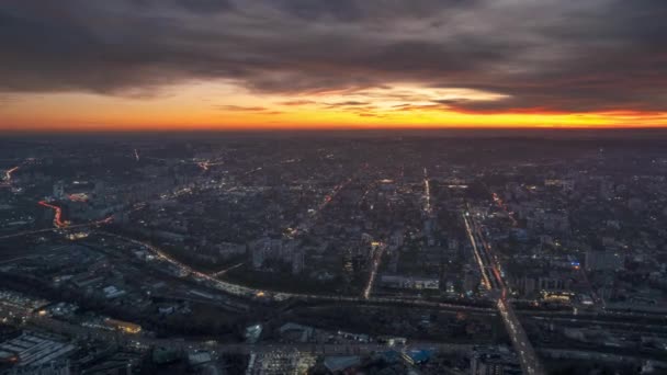 在摩尔多瓦的Chisinau上空俯瞰黄昏的时间 拥有多栋建筑物 交通繁忙 照明设施的城市景观 — 图库视频影像