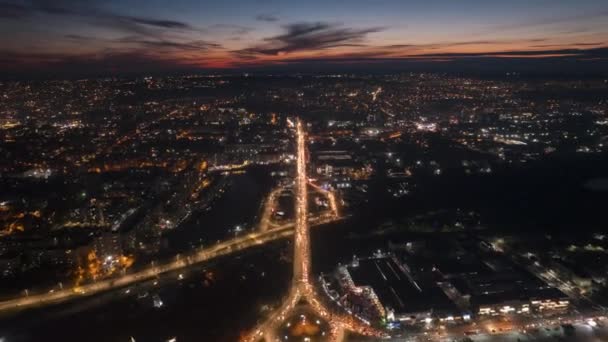 在摩尔多瓦的Chisinau上空俯瞰黄昏的时间 拥有多座建筑物 交通繁忙的道路 照明的城市的景观 — 图库视频影像