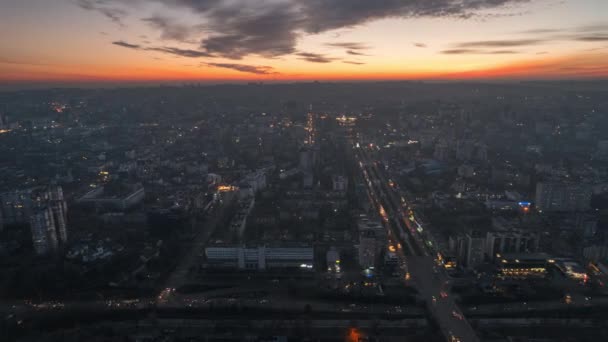 在摩尔多瓦的Chisinau上空俯瞰黄昏的时间 拥有多栋建筑物 交通繁忙 照明设施的城市景观 — 图库视频影像
