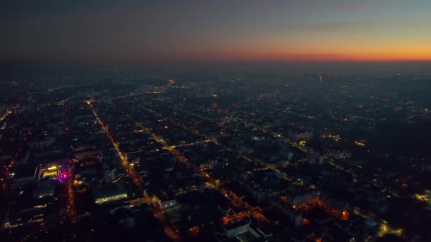 日没でチシナウの空中ドローンビュー モルドバ 複数の建物 照明付き都市中心部の眺め — ストック動画