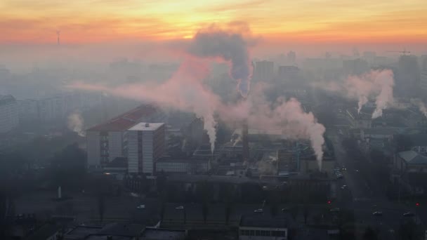 在日出时俯瞰摩尔多瓦基希讷乌的一个生产设施 城市景观 有多座建筑物 有蒸汽的管子 — 图库视频影像