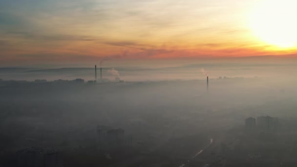 在日出时从空中俯瞰基希讷乌 摩尔多瓦 城市的景象 空气中充满了雾 管道中充满了蒸汽 城市景观 — 图库视频影像