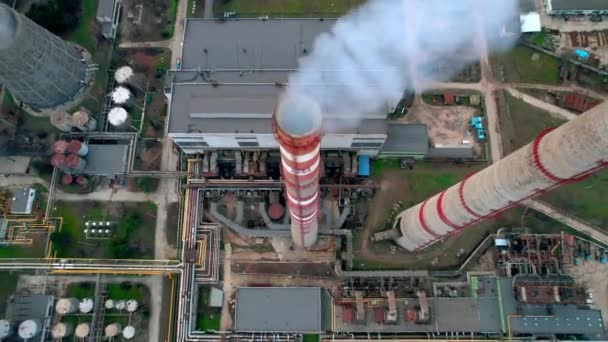 在多云天气下 俯瞰基希讷乌火力发电厂的空中无人机图像 有蒸汽 城市景观的管道视图 — 图库视频影像