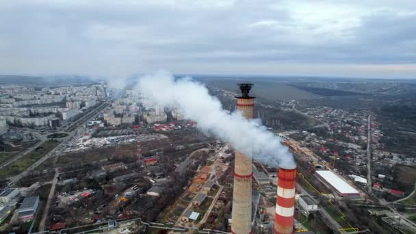 曇りの天気でチシナウの火力発電所の空中ドローンビュー モルドバ 蒸気感のあるパイプの眺め 街並み — ストック動画