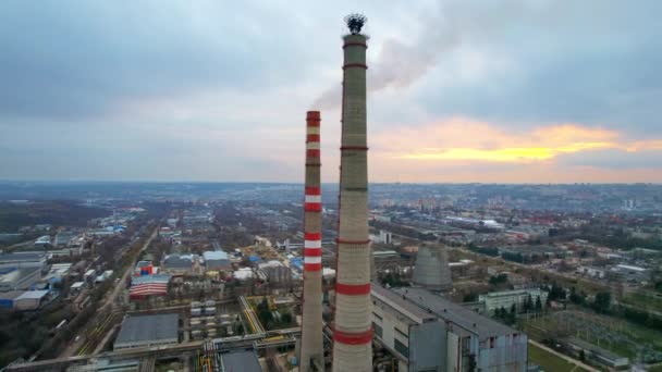曇りの天気でチシナウの火力発電所の空中ドローンビュー モルドバ 街並み 日没を感じるパイプの眺め — ストック動画