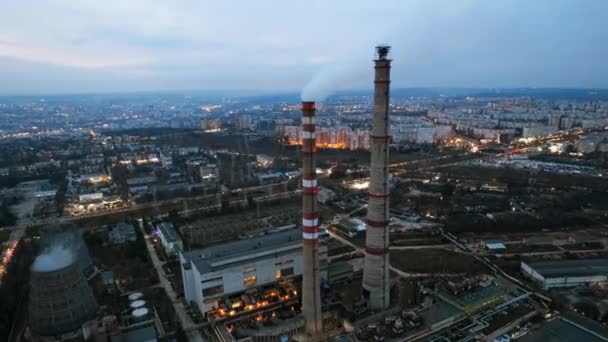 在多云天气下 在基希讷乌的火力发电厂的空中无人飞机飞行时间视图 摩尔多瓦 有蒸汽 城市景观 日落的管道景观 — 图库视频影像