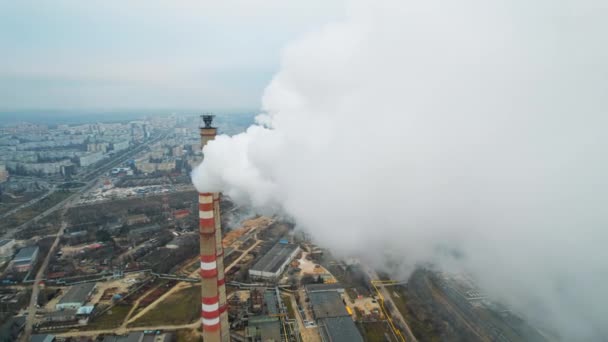 在多云天气下 俯瞰基希讷乌火力发电厂的空中无人机图像 有蒸汽 城市景观的管道视图 — 图库视频影像