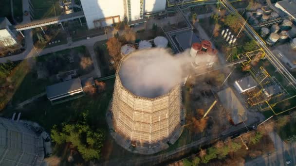 摩尔多瓦基希讷乌火力发电厂的空中无人机垂直视图 有蒸汽和阳光的管子的视图 — 图库视频影像