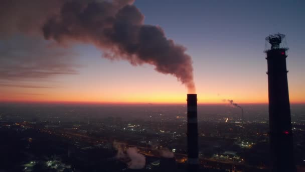 摩尔多瓦Chisinau火力发电厂在日落时的空中无人机图像 有蒸汽 城市景观的管道视图 — 图库视频影像