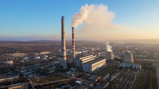 位于摩尔多瓦基希讷乌的火力发电厂在日落时的空中无人飞行时间视图 有蒸汽 城市景观的管道视图 — 图库视频影像