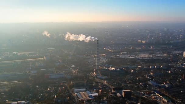 チシナウ モルドバの火力発電所の空中ドローンビュー 蒸気感のあるパイプの眺め 街並み — ストック動画