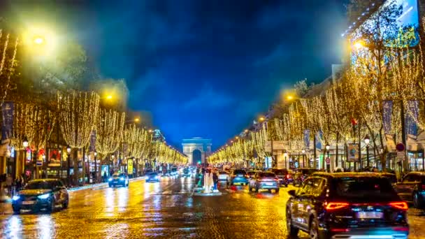 フランス 2022年12月 夜のシャンゼリゼ通りでの道路のタイムラプス — ストック動画