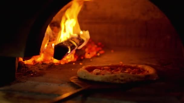 Pizza Cooking Brick Oven Wood Fire Italian Restaurant Napoli — Vídeo de Stock