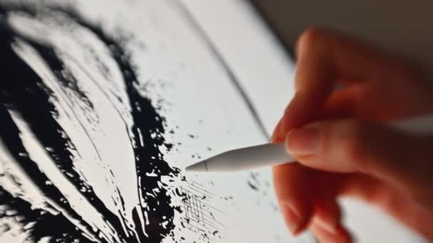 Mujer Pintando Mano Una Tableta Gráfica Con Una Pluma Blanca — Vídeos de Stock