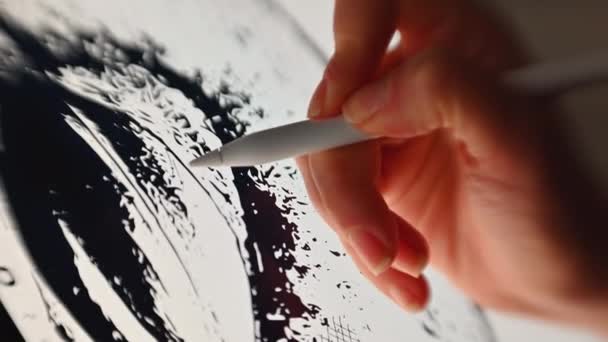 Mujer Pintando Mano Una Tableta Gráfica Con Una Pluma Blanca — Vídeos de Stock