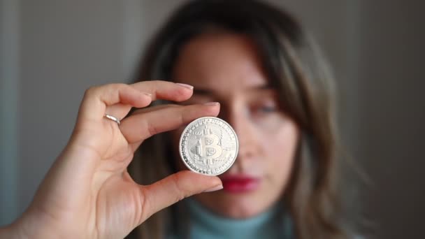 Mujer Sosteniendo Una Moneda Criptomoneda Bitcoin Cerca — Vídeos de Stock