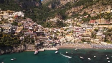 İtalya 'nın Amalfitan kıyısındaki Positano kasabasının insansız hava aracı görüntüsü