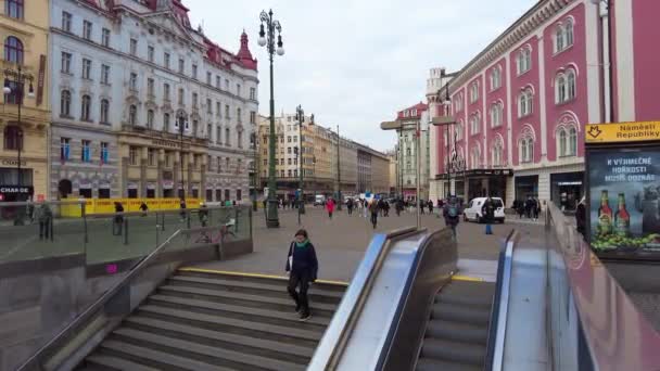 Prag Czech Cumhuriyet Şubat 2023 Şehir Merkezindeki Metro Istasyonunda Yürüyen — Stok video