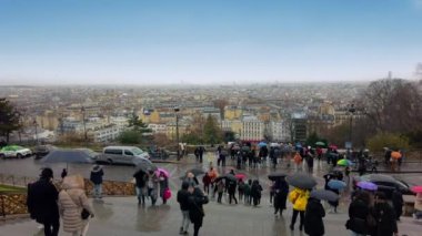 PARIS, FRANCE - 2022: Sacre Coeur Bazilikası 'ndan şehrin gözden geçirilmesi, bir sürü turist, bulutlu gökyüzü
