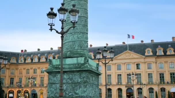 フランス パリのダウンタウンのヴァンドーム広場の眺め 背景に古い古典的な建物とヴァンドーム列 曇りの空 — ストック動画
