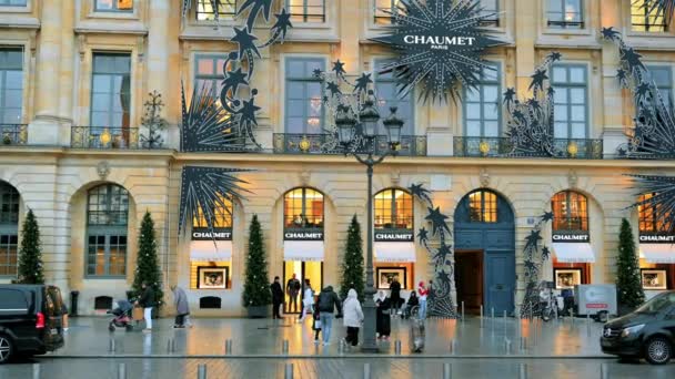 フランス 2022年1月 ダウンタウンのヴァンドーム広場の眺め 歩く人 古い古典的な建物内にあるお店 — ストック動画