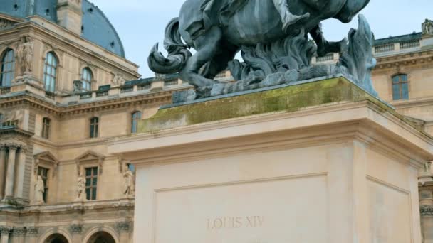 关于拿破仑宫廷路易十四雕像的观点 背景是卢浮宫 多云的天气 — 图库视频影像