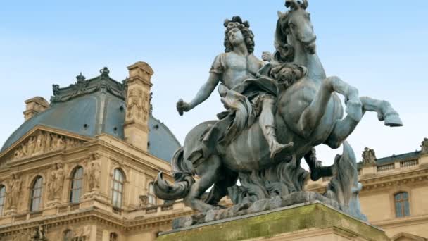 Utsikt Över Louis Xiv Statyn Napoleon Courtyard Paris Frankrike Louvren — Stockvideo