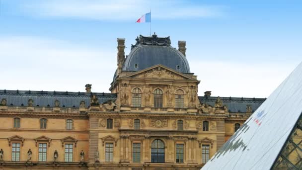 View Louvre Palace Pyramid Paris France National Flag Top Building — Vídeo de Stock