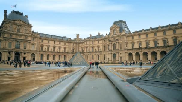 Париж Франция Январь 2022 Вид Лувр Двора Наполеона Лувр Дворец — стоковое видео