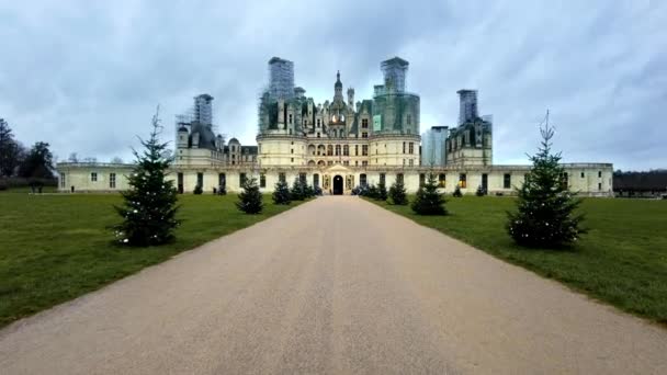 View Chateau Chambord Path Entrance Illuminated Trees Front Cloudy Weather — Stockvideo