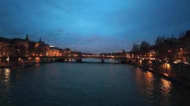 Paris 'teki Seine nehrinin manzarası akşam, Fransa. Köprüler, Orsay Müzesi ve eski klasik binalar, gece lambaları