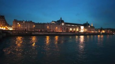 Paris 'teki Seine nehrinin manzarası akşam, Fransa. Köprüler, Orsay Müzesi ve eski klasik binalar, gece lambaları