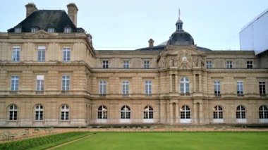 Fransa 'nın başkenti Paris' teki Lüksemburg Sarayı manzarası. Önlerinde nice bahçeler vardır.