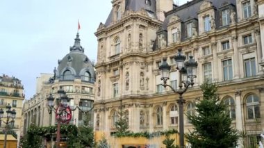 PARIS, FRANCE - 2022: Şehir merkezindeki Hotel de Ville sokak manzarası, klasik binalar, Noel süslemeleri