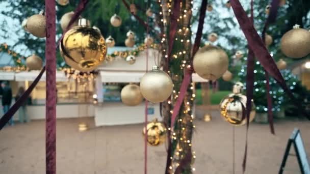 法国尚博尔德城堡附近的圣诞装饰景观 广场上有咖啡馆 光秃秃的树 — 图库视频影像