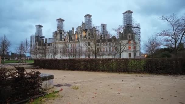 法国尚博尔德城堡的景色 前面是花园 多云的天气 — 图库视频影像