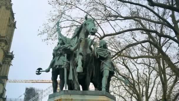 View Charlemagne Ses Leudes Statue Located Front Notre Dame Paris — Stockvideo