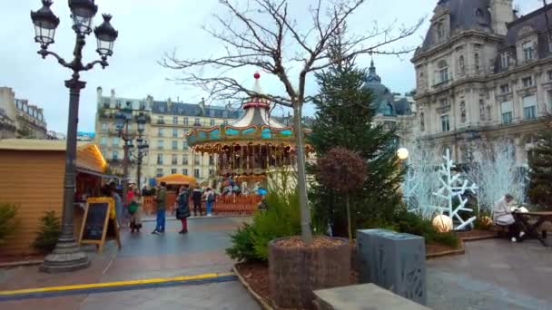 フランス 2022年12月 ダウンタウンのホテル ヴィル前のクリスマスフェアのストリートビュー 古典的な建物 歩行者 — ストック動画