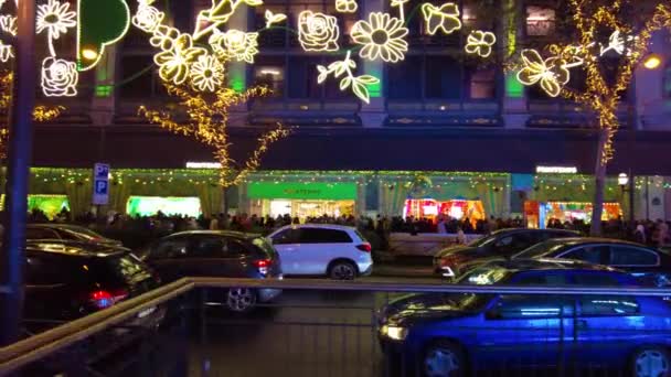 2022年12月 城市市区的街景 很多照明 步行的人 有车的道路 — 图库视频影像