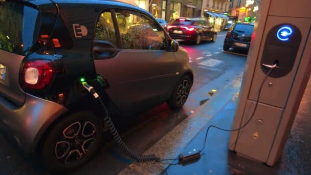 Paris France December 2022 Close View Charging Electric Car Evening — Stockvideo