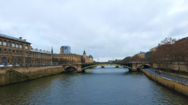 フランス 2022年12月 パリのダウンタウン フランスのセーヌ川の景色 コンシェルジュ 古い古典的な建物 — ストック動画