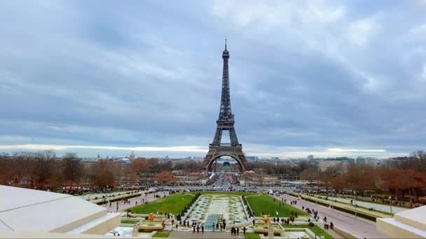 View Eiffel Tower Paris Trocadero Square Cloudy Weather France Gardens — Vídeos de Stock