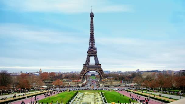 Вид Эйфелеву Башню Париже Площади Трокадеро Франция Сады Трокадеро Многочисленными — стоковое видео
