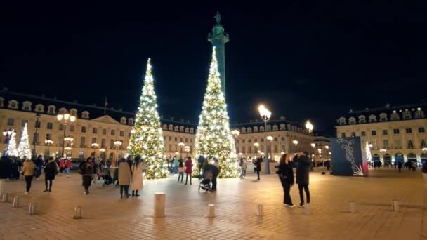 フランス 12月 2022 夜にダウンタウンの街のヴァンドーム広場の景色 ヴァンドーム列 歩行者 古典的な建物 クリスマス装飾 — ストック動画